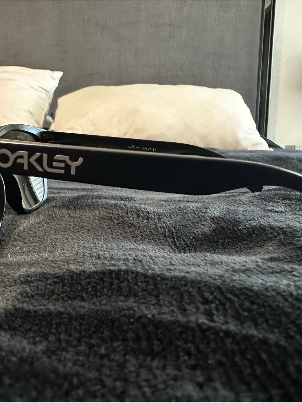 Oakley Men’s Matte Black Frame Sunglasses with Gray Lenses
